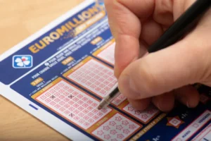 Il oublie ses lunettes, joue les mauvais numéros et remporte 200 000 euros à l&rsquo;EuroMillions